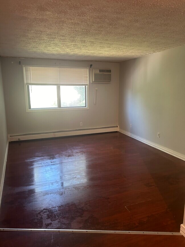 Foto del edificio - 545 Calef Rd