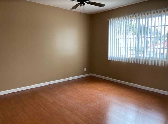 Bedroom with large walk-in closet - 717 Palms Blvd