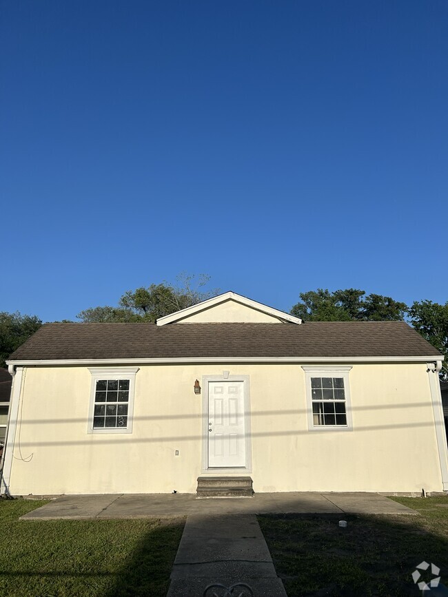 Building Photo - 4541 Laine Ave