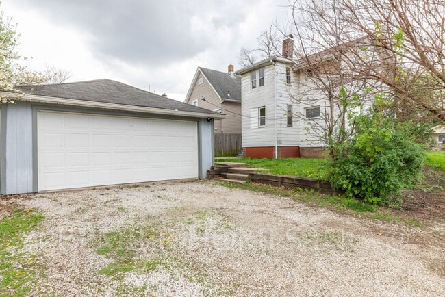 Building Photo - 2 Bed Home with 2-Car Garage & Balcony – $1,395/mo