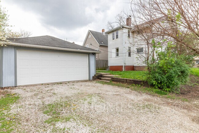 Foto del edificio - 2 Bed Home with 2-Car Garage & Balcony – $1,395/mo