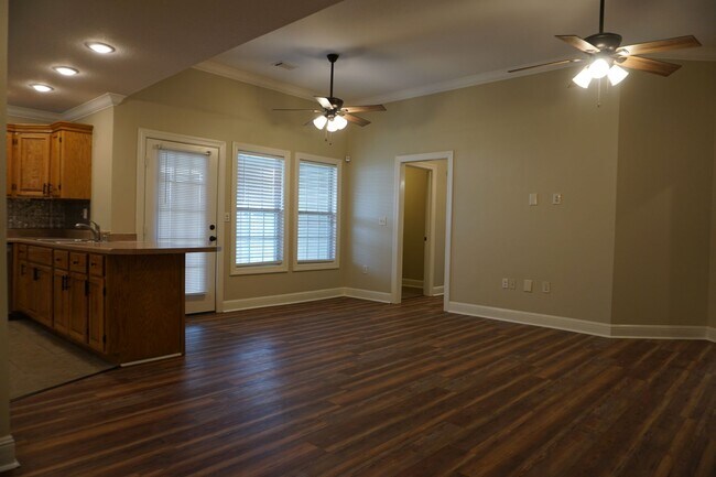 Foto del edificio - 4 Bed 2 Bath two car garage  Home