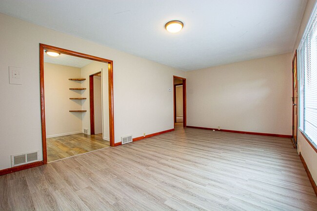 Building Photo - 2 Bedroom / 1 Bath Home in Carter Lake!