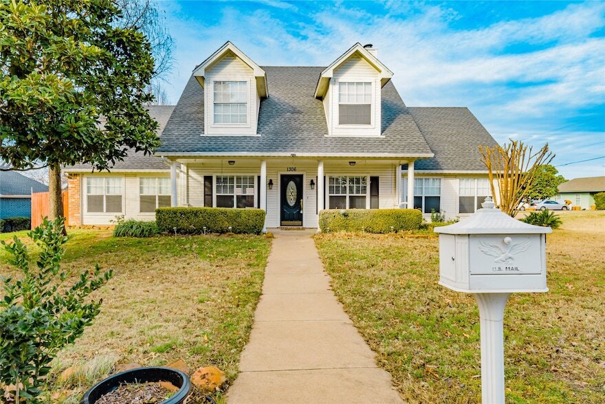 Foto principal - 1306 Lakeside Dr