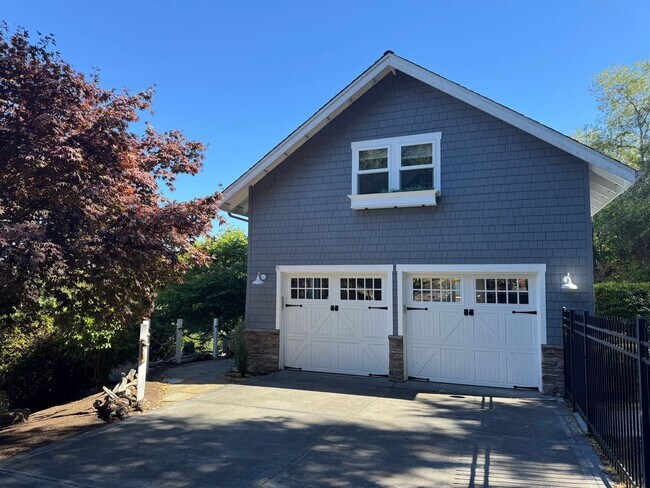 Foto del edificio - This gorgeous Bainbridge home is now avail...