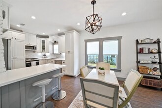 Building Photo - 325 N Sidney St