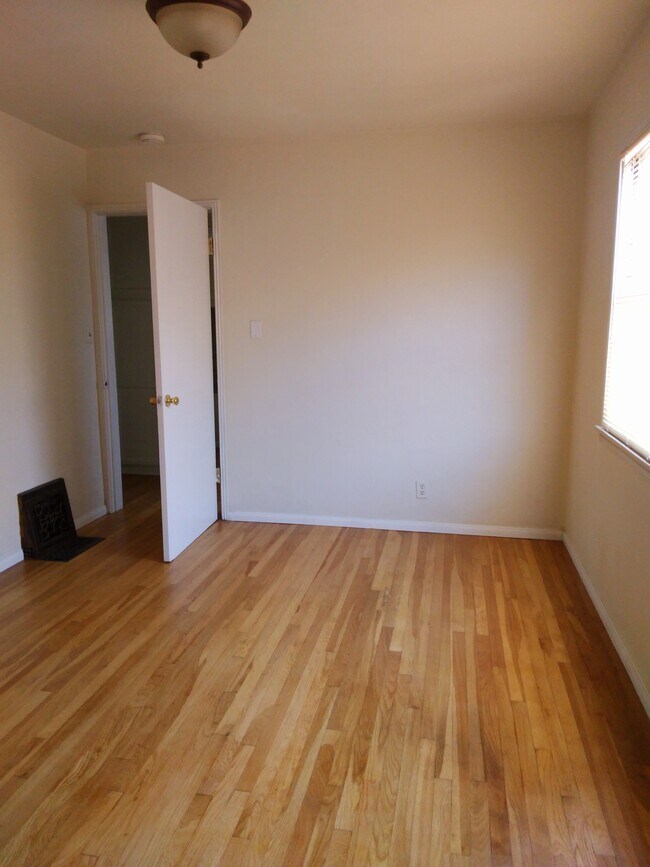 Building Photo - 1309 N Screenland Dr