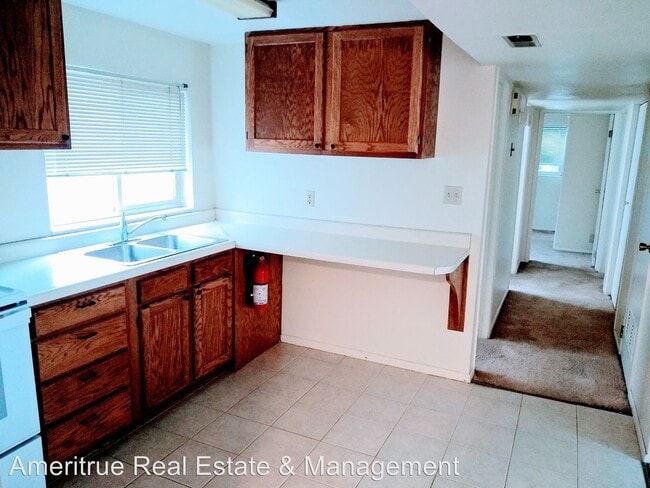 Building Photo - 885 N 500 W