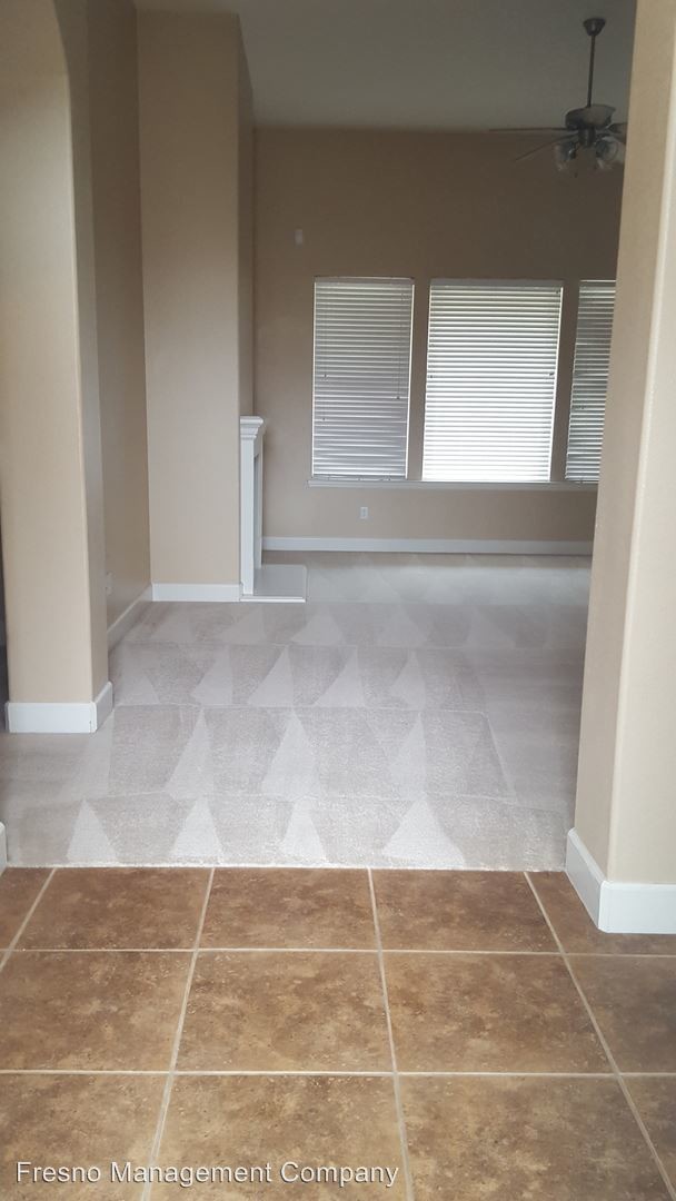 Foto del edificio - 4 br, 3 bath House - 5804 W. Chennault Ave.