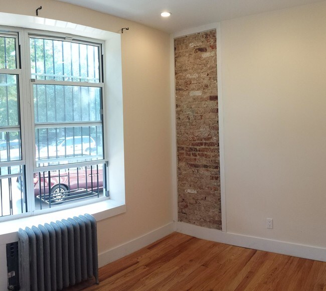 Building Photo - 526 Dahill Rd