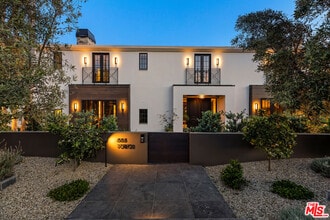 Building Photo - 888 Toulon Dr