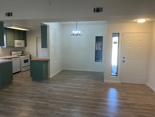 Building Photo - 402 Oakwood Ct