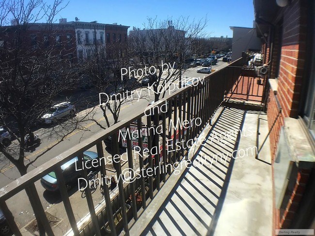 Building Photo - 2072 Steinway St