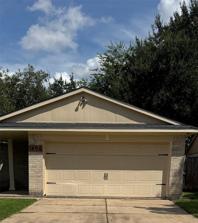 Building Photo - 1406 Ashwood Dr