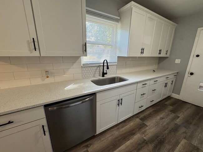 Building Photo - Large Moline Home with 3-Car Garage, Privacy, and Plenty of Space