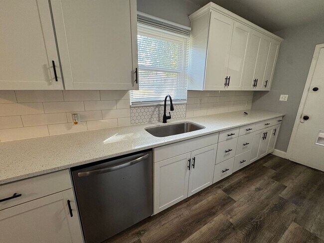 Foto del edificio - Large Moline Home with 3-Car Garage, Privacy, and Plenty of Space