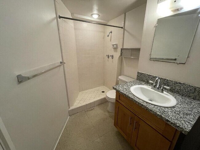 Building Photo - HOLIDAY VILLAGE studio, Avail 08/26, sec, ...