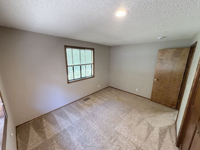 Foto del edificio - Three Bedroom Home in South Salem
