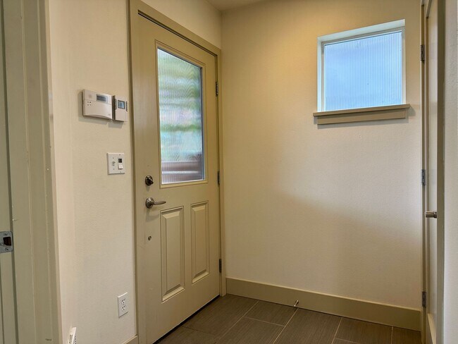 Building Photo - Enjoy pets and parking at this ideal townhouse