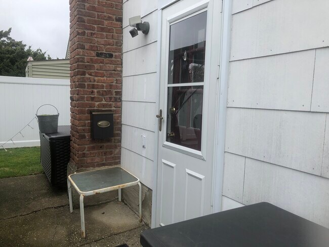Private entrance Lighted area - 14 Felix Pl