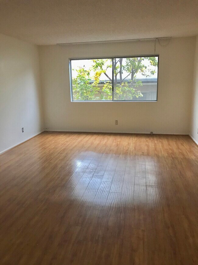 Building Photo - 1342 N Fuller Ave