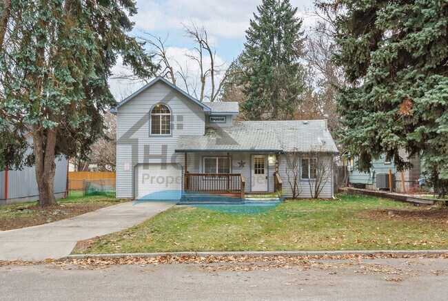 Foto del edificio - 3-Bedroom 2-Bathroom Home with Attached 1-...