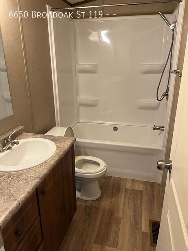 Building Photo - 6650 Broadoak St