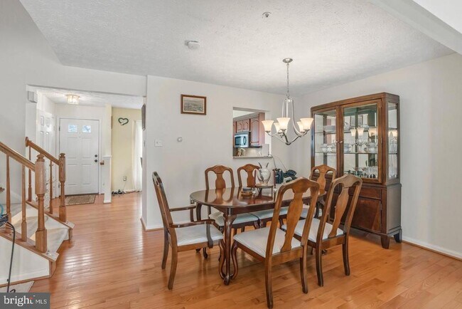 Foto del edificio - 8016 Brightlight Pl