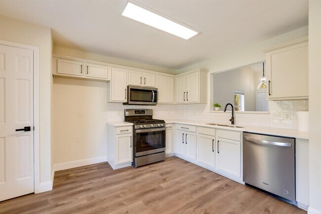 Building Photo - 909 Moser River Dr
