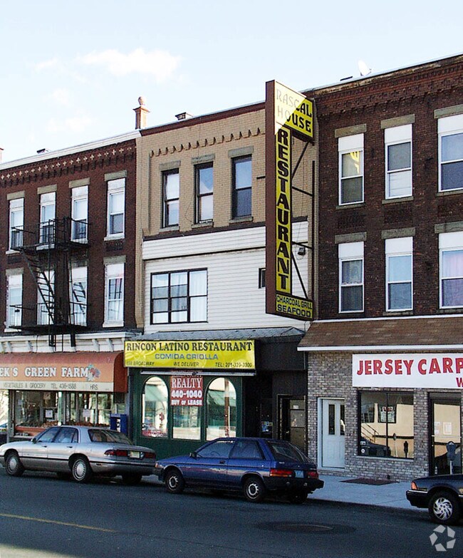 Building Photo - 698 Broadway