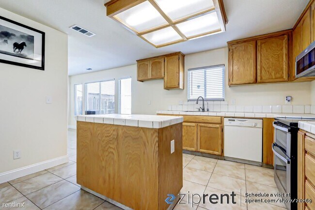 Foto del edificio - 5 br, 3 bath House - 1003 Sun Meadow Drive...