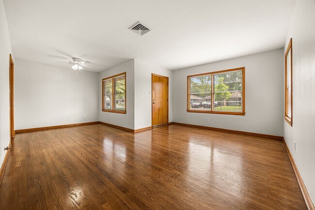 Building Photo - 2019 Woodvine Dr