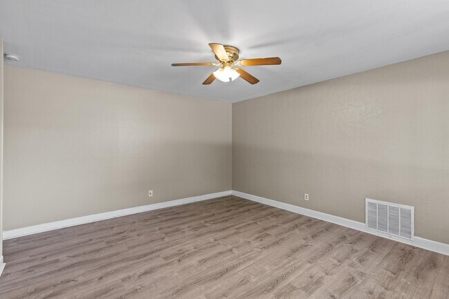 Foto del edificio - 1395 Bluebird Dr