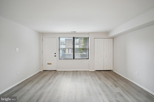 Foto del edificio - 611-15-615 Roxborough Ave