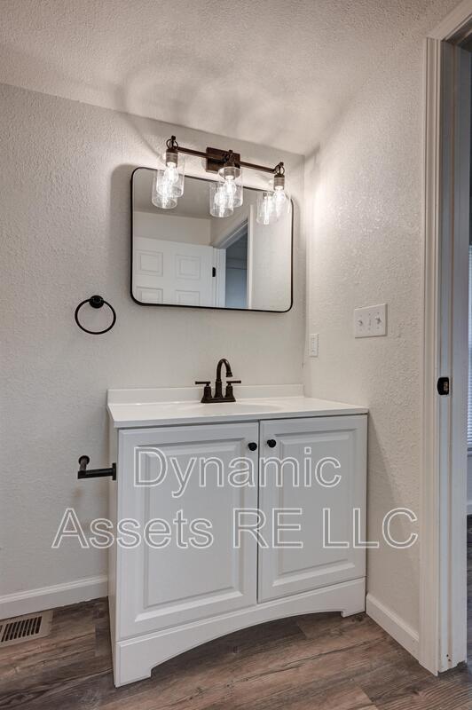 Building Photo - 705 N Cayuga St