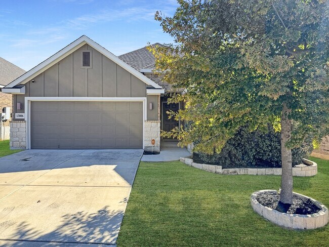 Foto del edificio - 13806 Quiet Fox Ln