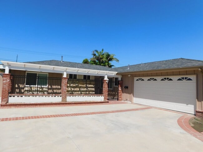Foto del edificio - Stunning 4BD, 2.5 BA, 1 Story Single Family Home in Fountain Valley