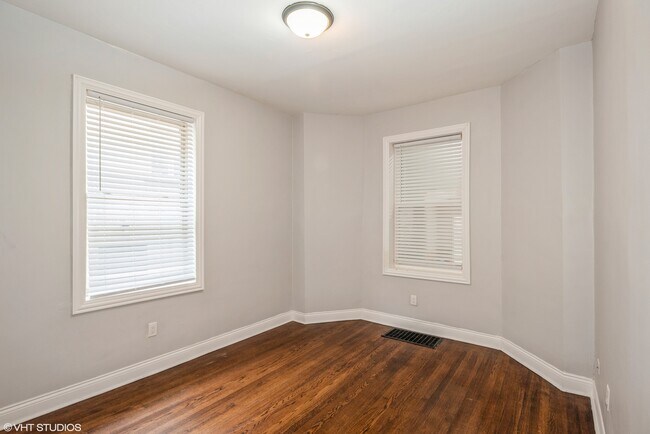 Bedroom - 6320 N Paulina St