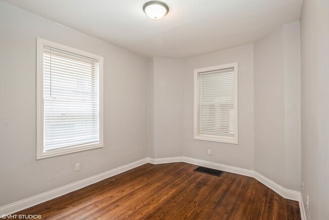 Bedroom - 6320 N Paulina St