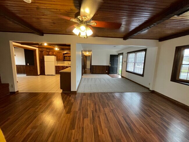 Building Photo - 414 Hillview Dr