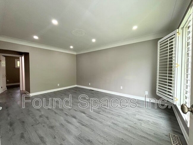 Building Photo - 494 E 37th St