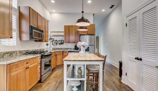 Foto del edificio - Updated 2-Bedroom Federal Hill Townhome wi...