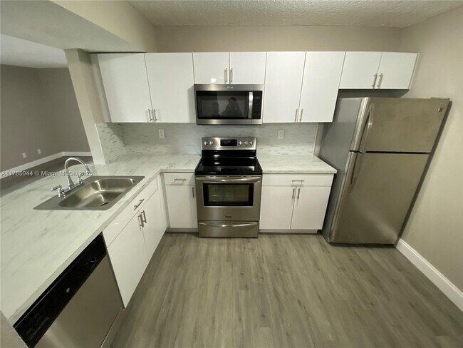 Foto del edificio - 3396 Foxcroft Rd