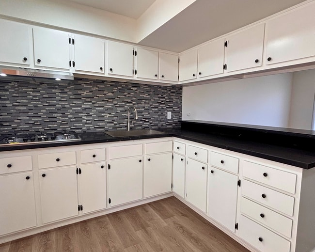 Kitchen - 1002 Mission Dr