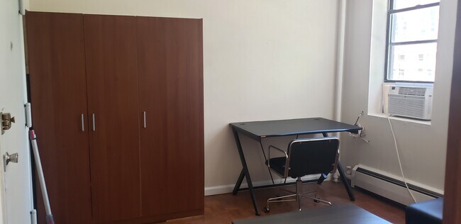 Escritorio 3a con silla - 240 E 23rd St