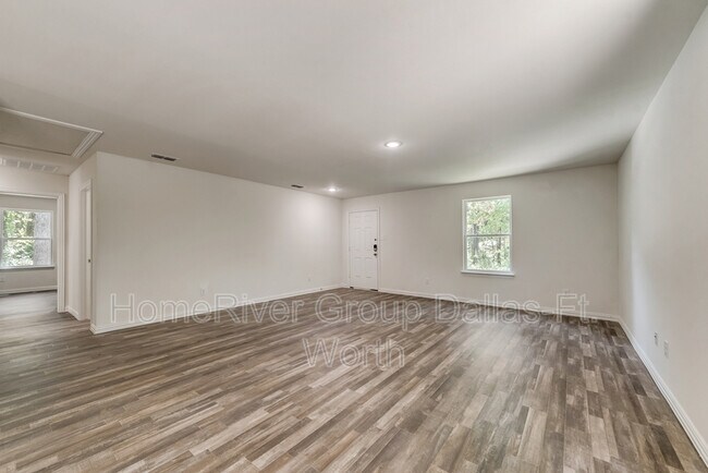 Building Photo - 346 Flagship