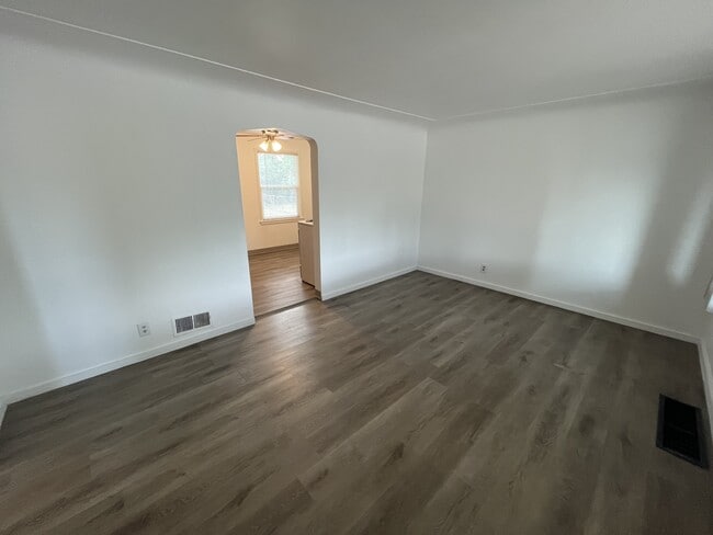 Building Photo - 904 Sheridan Blvd