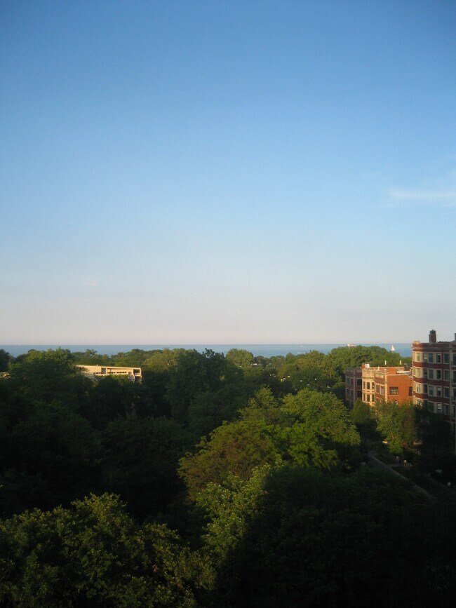 Foto del edificio - 2400 N Lakeview Ave