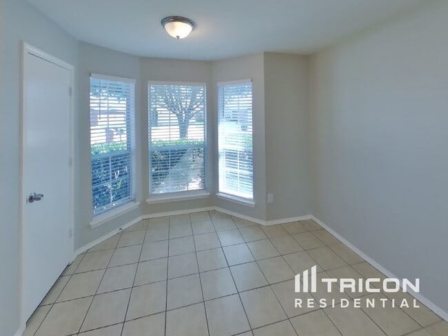 Building Photo - 745 Buffalo Springs Dr