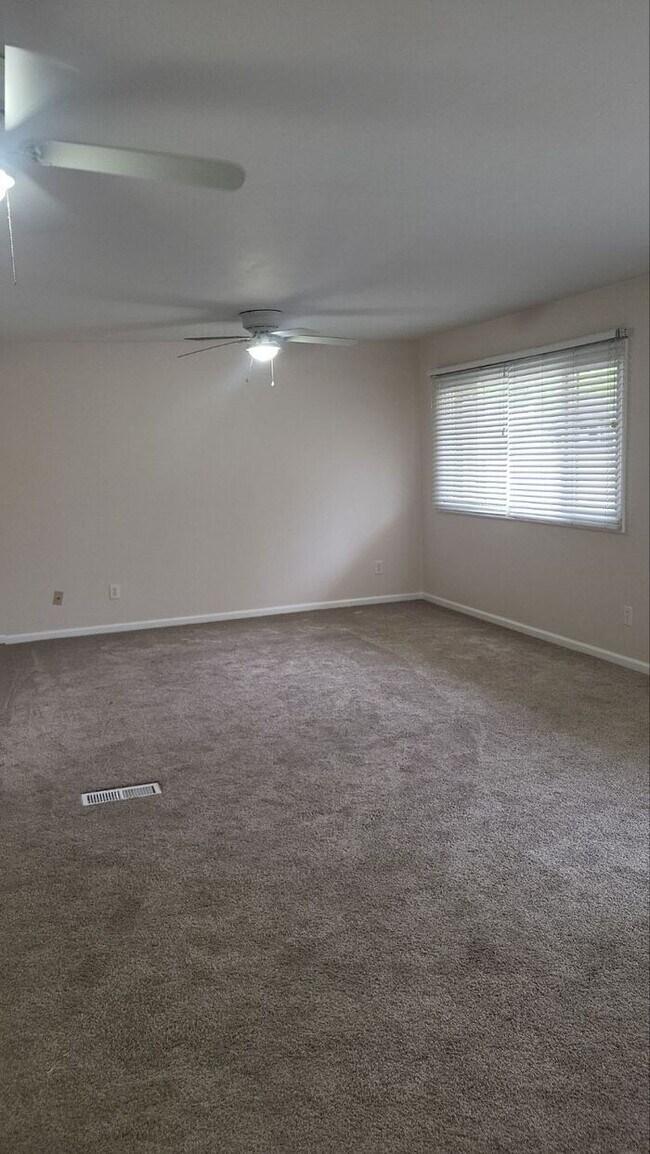 Building Photo - Hidden Gem! 3 Bed Ranch with finished base...